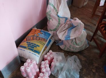 Distribuzione di cibo per mamme e bambini
